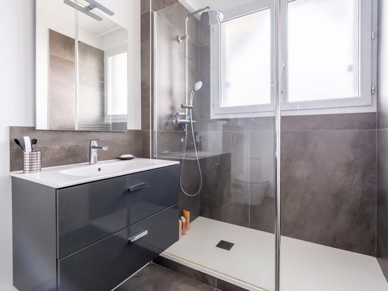 Barrier-Free Showers